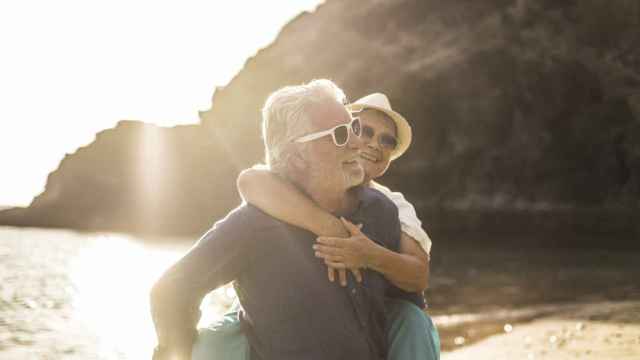Una pareja de jubilados en la playa.