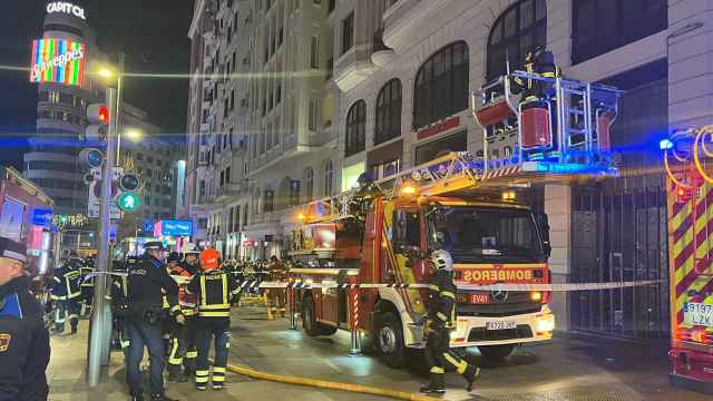 Bomberos de Madrid en el incendio en restaurante en Gran Vía, anoche.