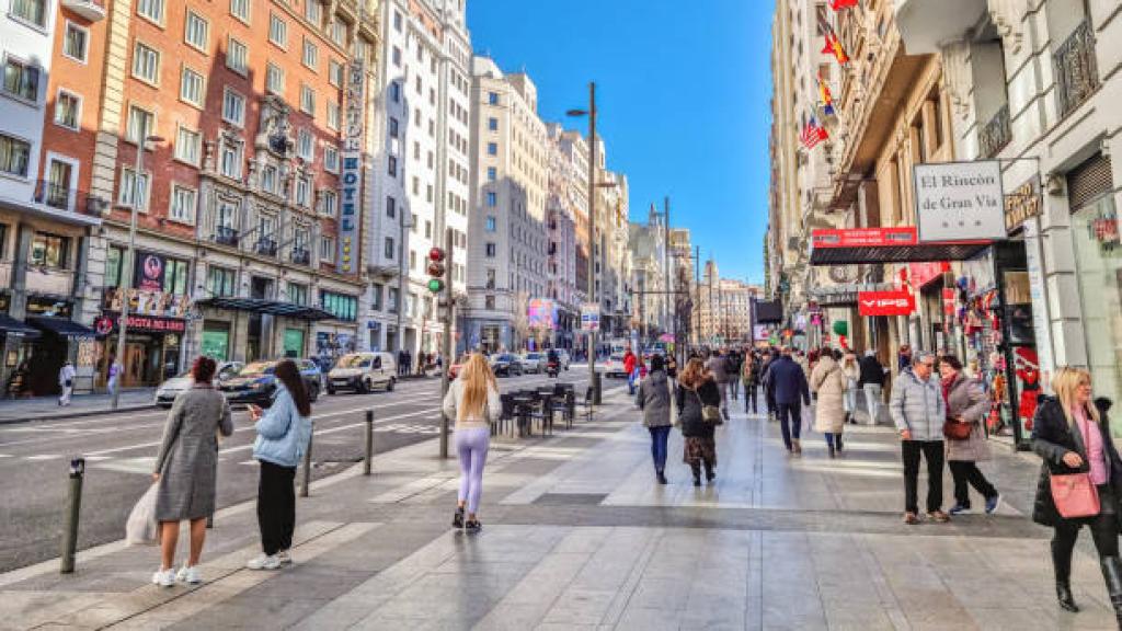Gente caminando por la Gran Vía de Madrid