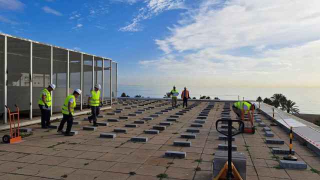 Los técnicos colocan los paneles en el tejado de Diputación.