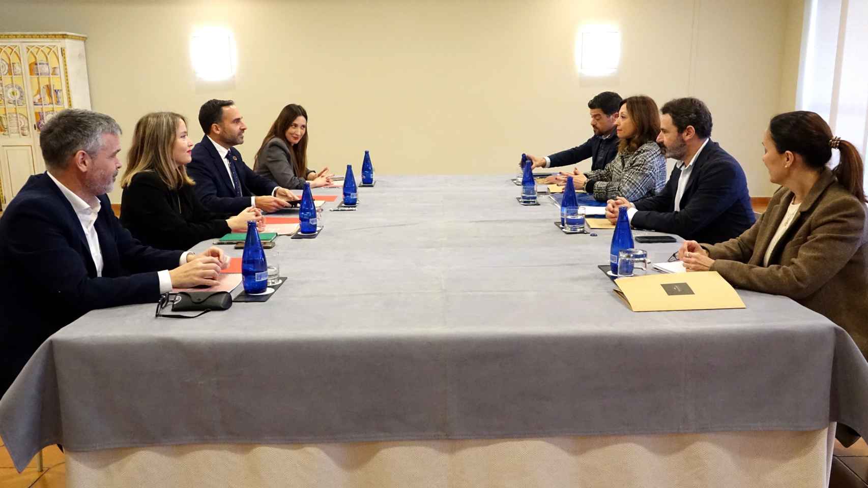 Imagen de la reunión de dirigentes del PP y del PSOE celebrada este lunes.