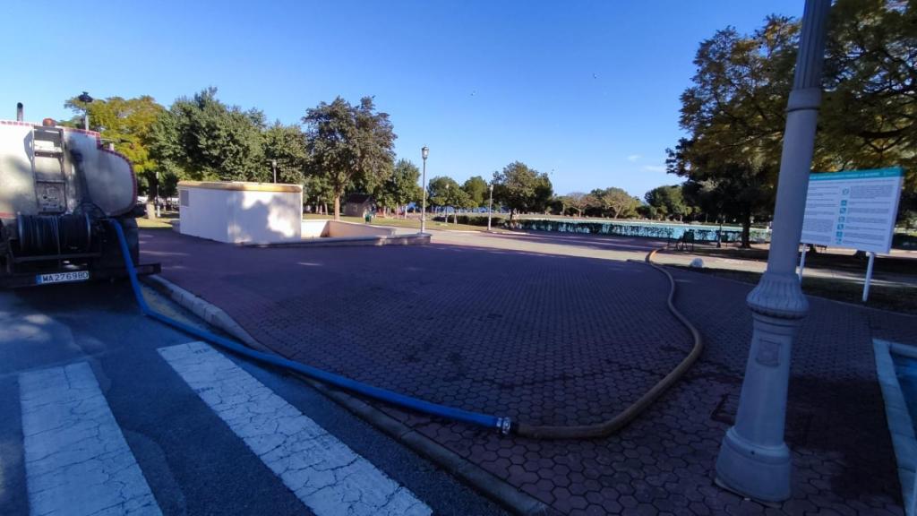 Tareas de vaciado del lago artificial del Parque de la Batería de Torremolinos.