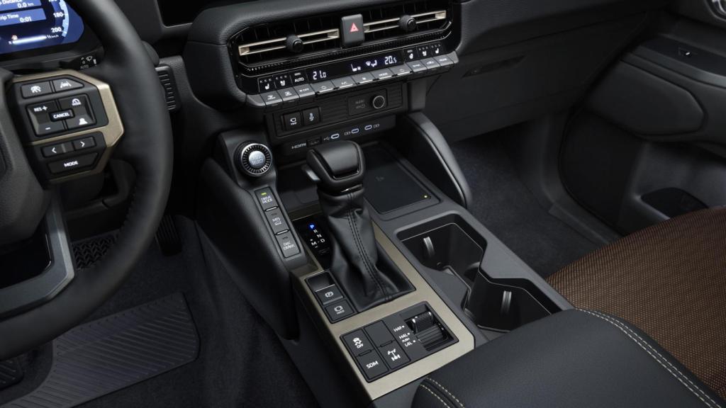 Detalle del interior del Toyota Land Cruiser.