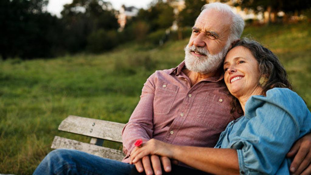 Una pareja mirando el horizonte.