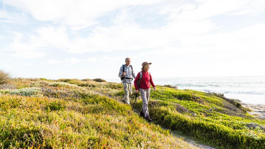 Una pareja haciendo una caminata.