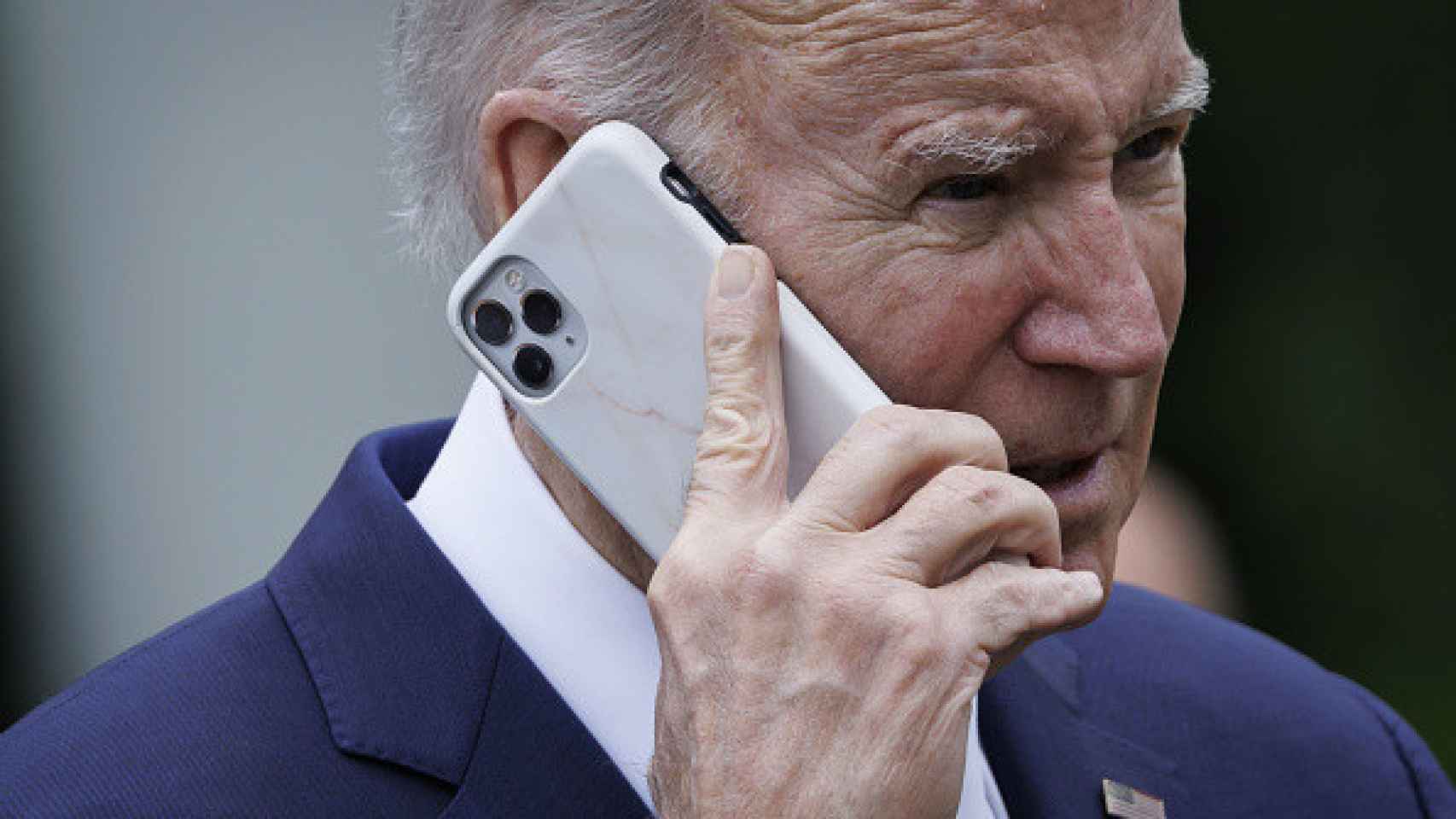 Joe Biden habla por teléfono en la Casa Blanca en mayo de 2023.