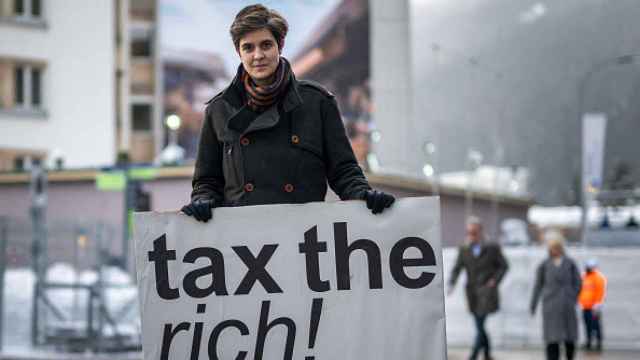 Engelhorn posa con una pancarta en la que se lee ¡Impuestos para los ricos!, el 15 de enero en Davos.