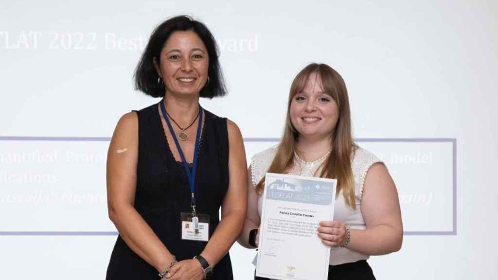 Andrea Cascallar, a la derecha, junto a Susana Montes, presidenta de EUSFLAT, en la entrega del premio.