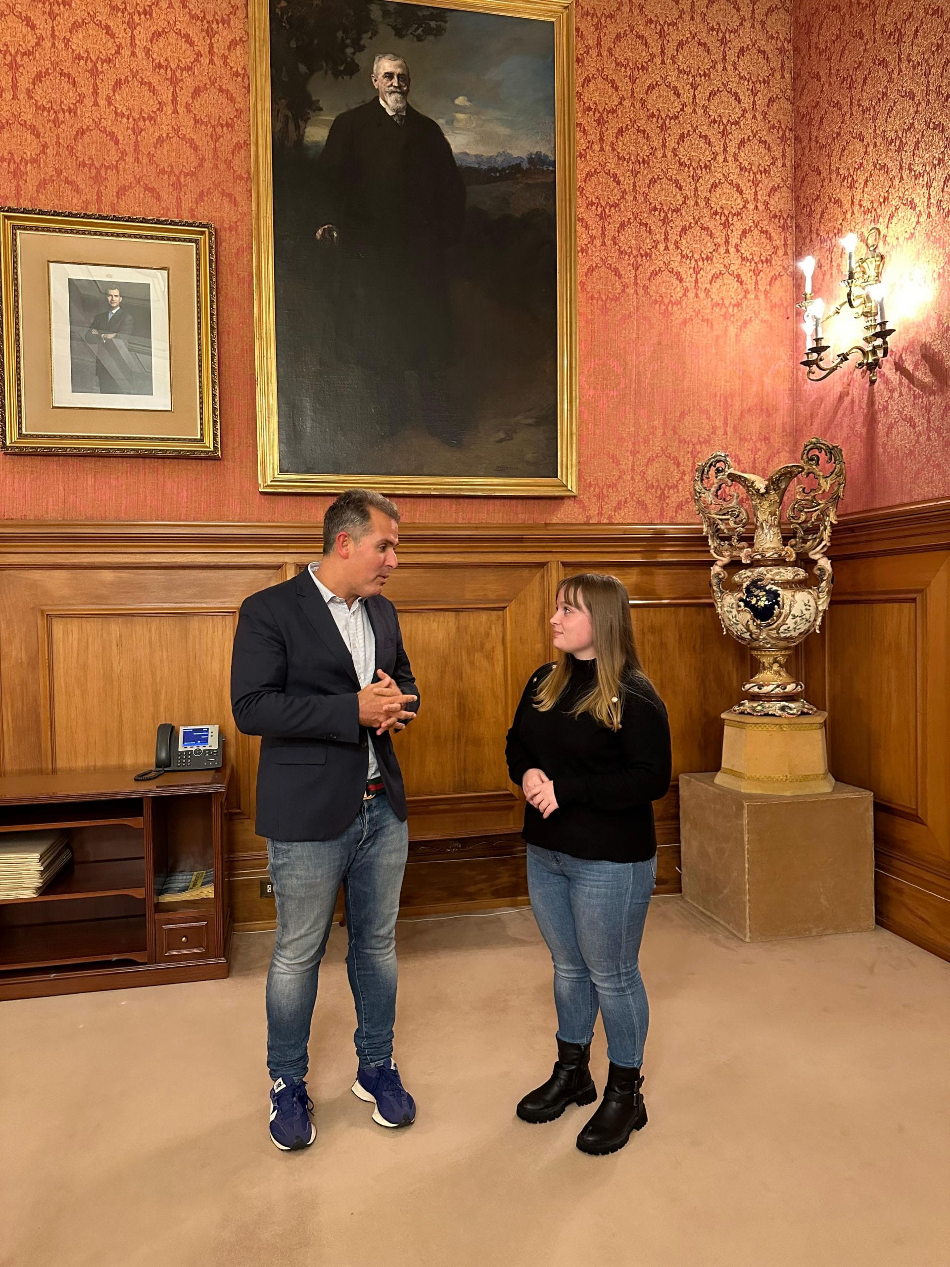 El vicepresidente de la Diputación, Rafa Domínguez, recibió a Andrea Cascallar tras el reconocimiento obtenido.