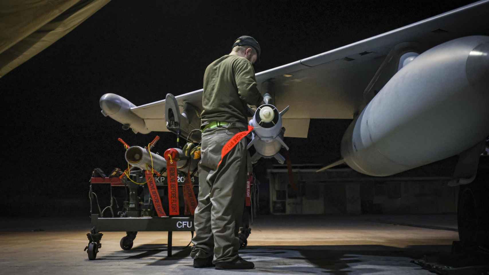 Un técnico de armas de la RAF preparan un avión de combate en la base aérea militar de la RAF Akrotiri (Chipre).