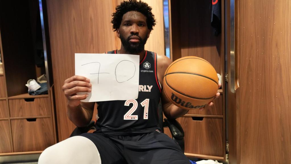 Embiid celebra en el vestuario su legendaria actuación con 70 puntos de anotación