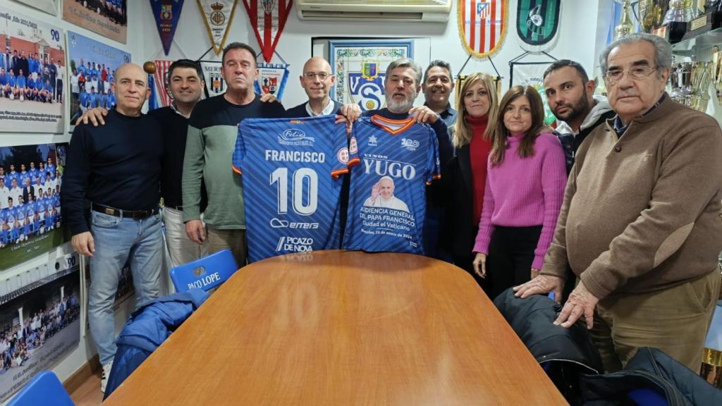 Directiva del Yugo Socuéllamos con la camiseta conmemorativa.