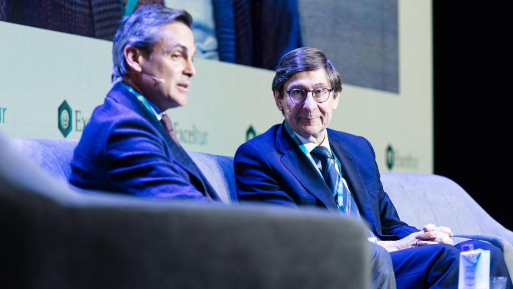 El presidente de American Express España, Juan Orti, dialoga con el presidente de Caixabank, José Ignacio Goirigolzarri