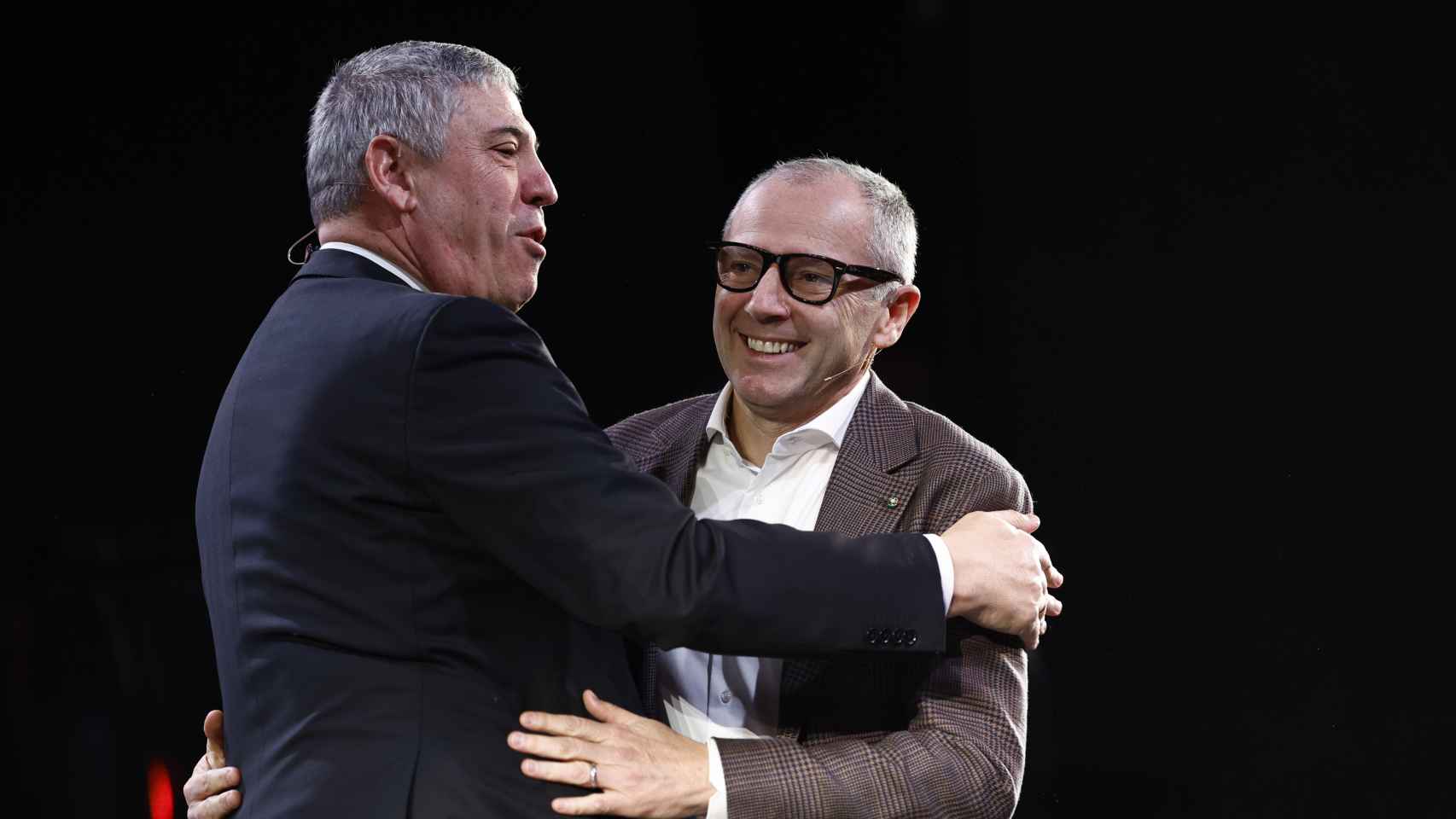 El presidente de Ifema, José Vicente de los Mozos (i) abraza al presidente y CEO de la Fórmula 1, Stefano Domenicali (d) durante la presentación del Gran Premio de España de Fórmula Uno de Madrid.