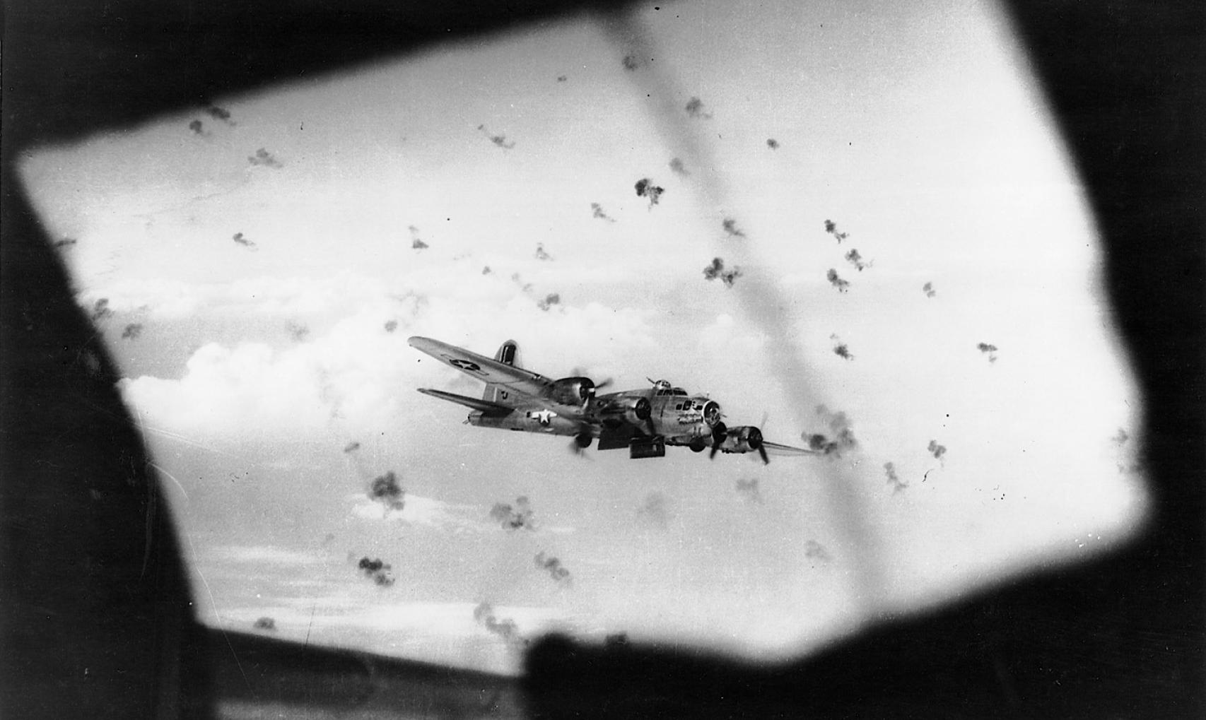 Cerca del objetivo, los bombarderos entran en el territorio de flak.