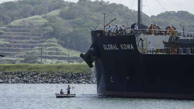 Un barco portacontenedores transita del Atlántico rumbo al Pacifico a través del canal de Panamá, el 17 de enero del 2024, en Ciudad de Panamá.
