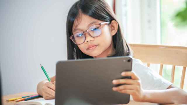 Una niña con gafas en una imagen de archivo.