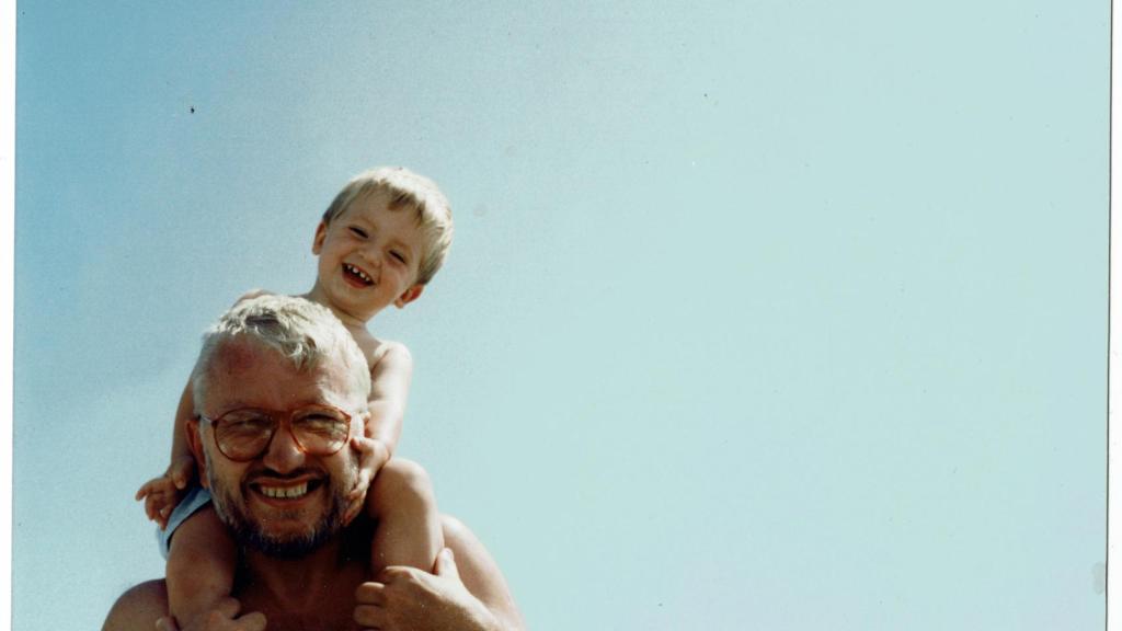 Imagen antigua de Ricardo Dudda junto a su padre.