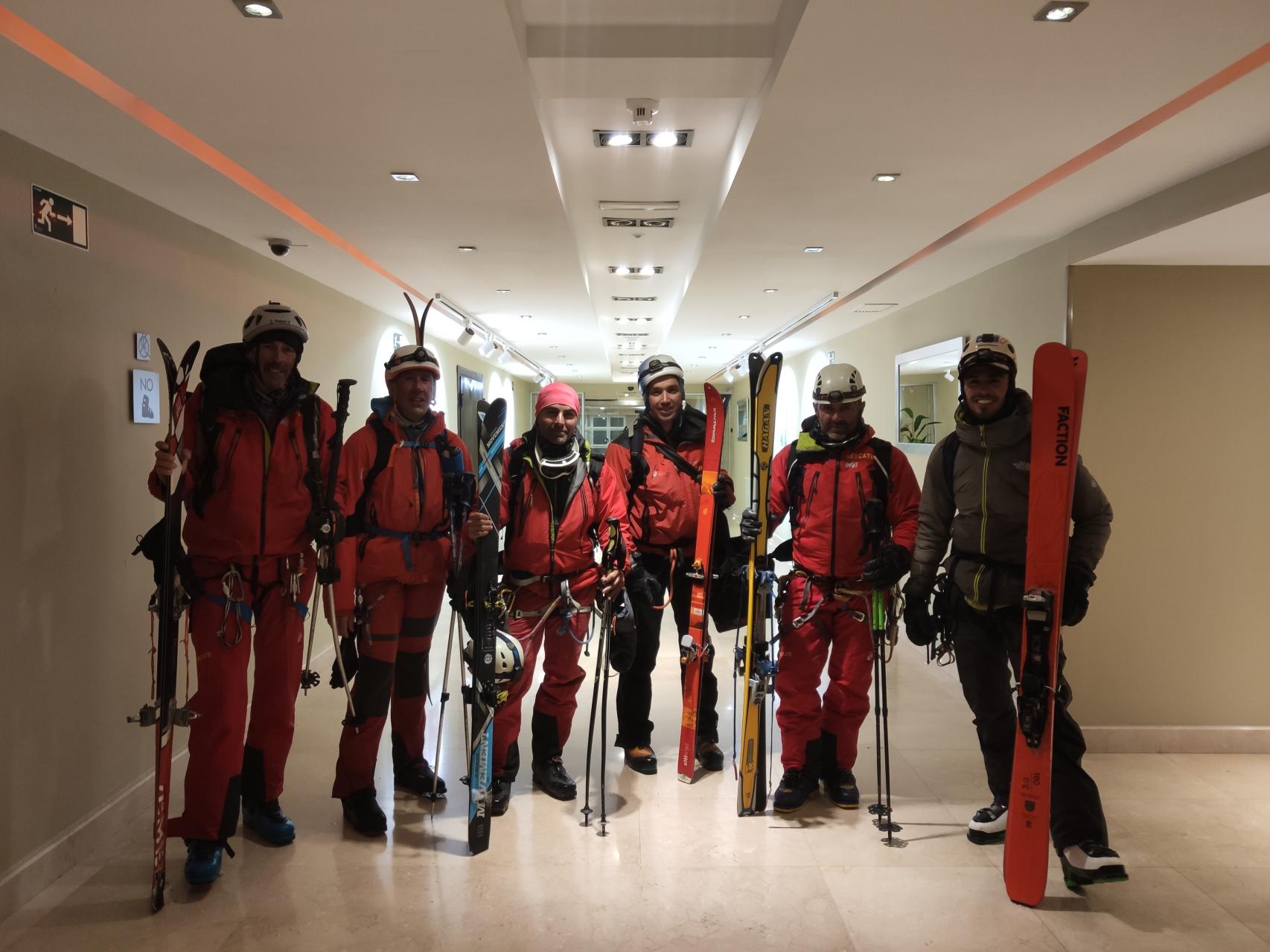 Seis de los nueve bomberos de Castilla y León que han formado parte del equipo de seguridad en montaña de 'La sociedad de la nieve'