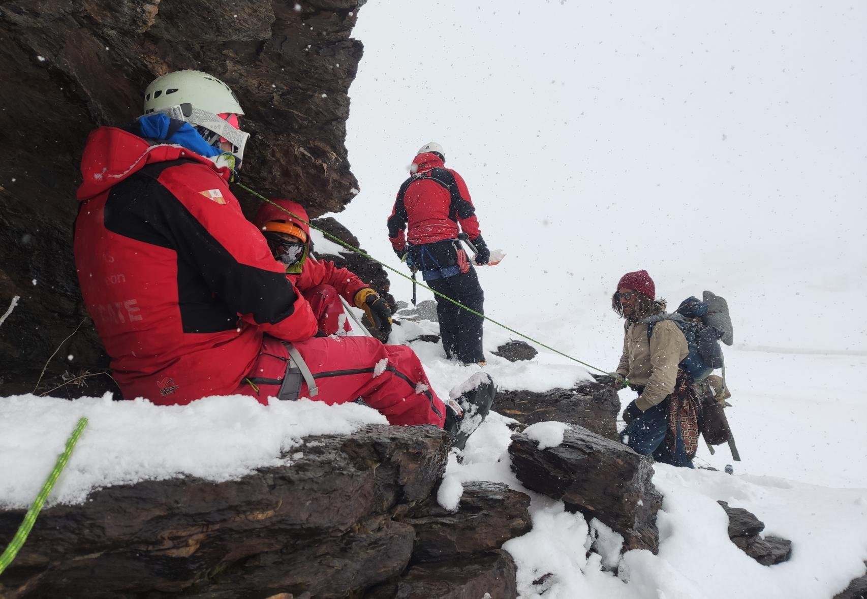 La inolvidable experiencia de nueve bomberos de CyL en 'La sociedad de la  nieve', nominada a los Oscar: Ha sido impagable