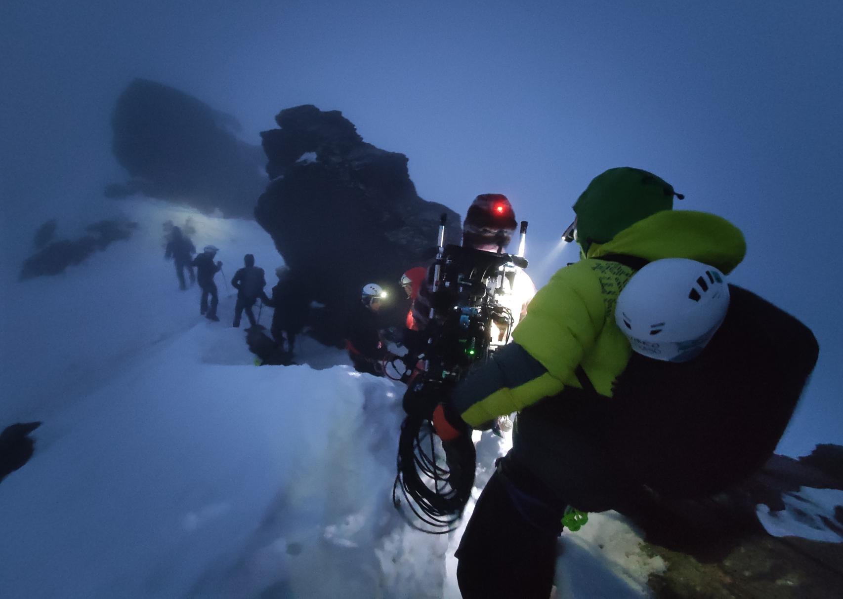 La inolvidable experiencia de nueve bomberos de CyL en 'La sociedad de la  nieve', nominada a los Oscar: Ha sido impagable