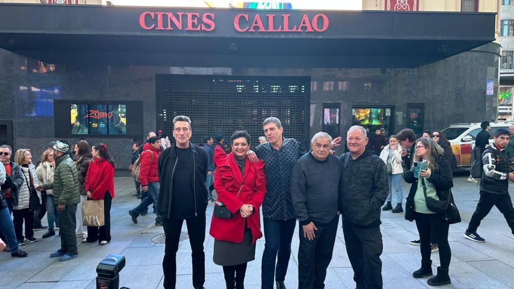 La alcaldesa de Torremolinos, Margarita del Cid, junto a los integrantes de Danza Invisible.