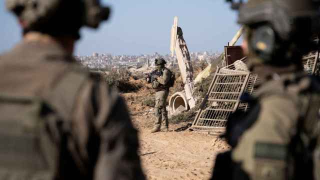 Soldados israelíes operan en la Franja de Gaza en una foto difundida el 22 de enero de 2024.