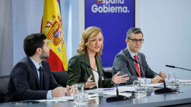 Los ministros Pablo Bustinduy (Derechos Sociales), Pilar Alegría (Educación) y Félix Bolaños (Justicia).