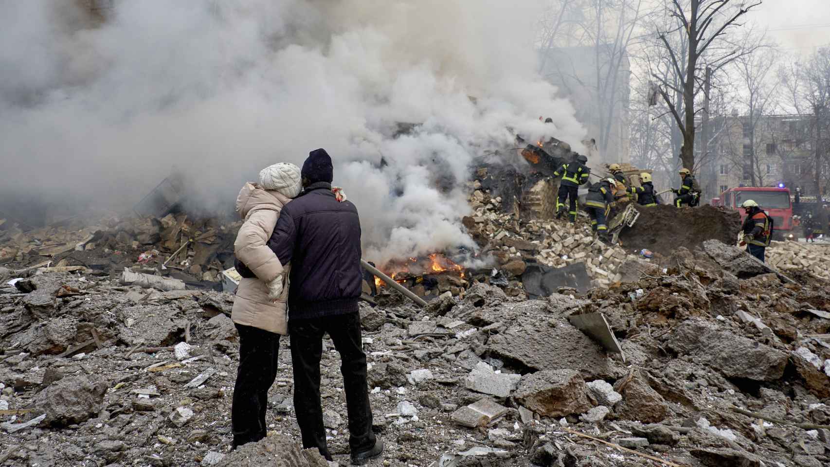 Dos personas miran los restos de su casa derruida en un ataque ruso a Ucrania. 23 de enero de 2024.