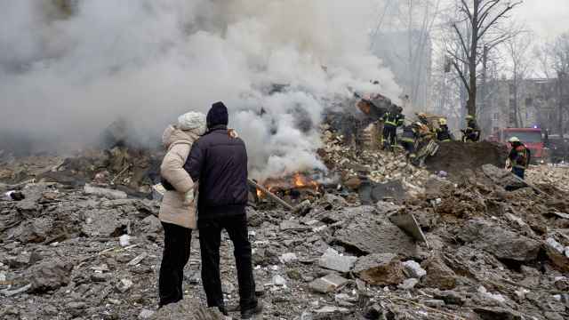 Dos personas miran los restos de su casa derruida en un ataque ruso a Ucrania. 23 de enero de 2024.