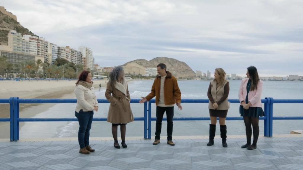 El presentador Jordi Garrido reúne en el paseo del Postiguet a las chef que compiten en 'Cartes en joc'