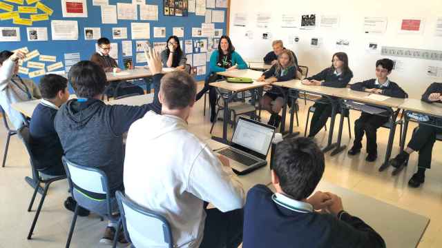 Un momento del debate entre el alumnado de diferentes países en Alicante.