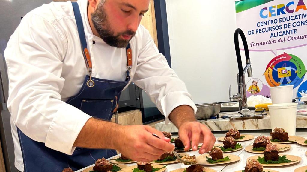 Josep Palomares, del restaurante Xiri, en una reciente exhibición de sus tapas en Alicante.