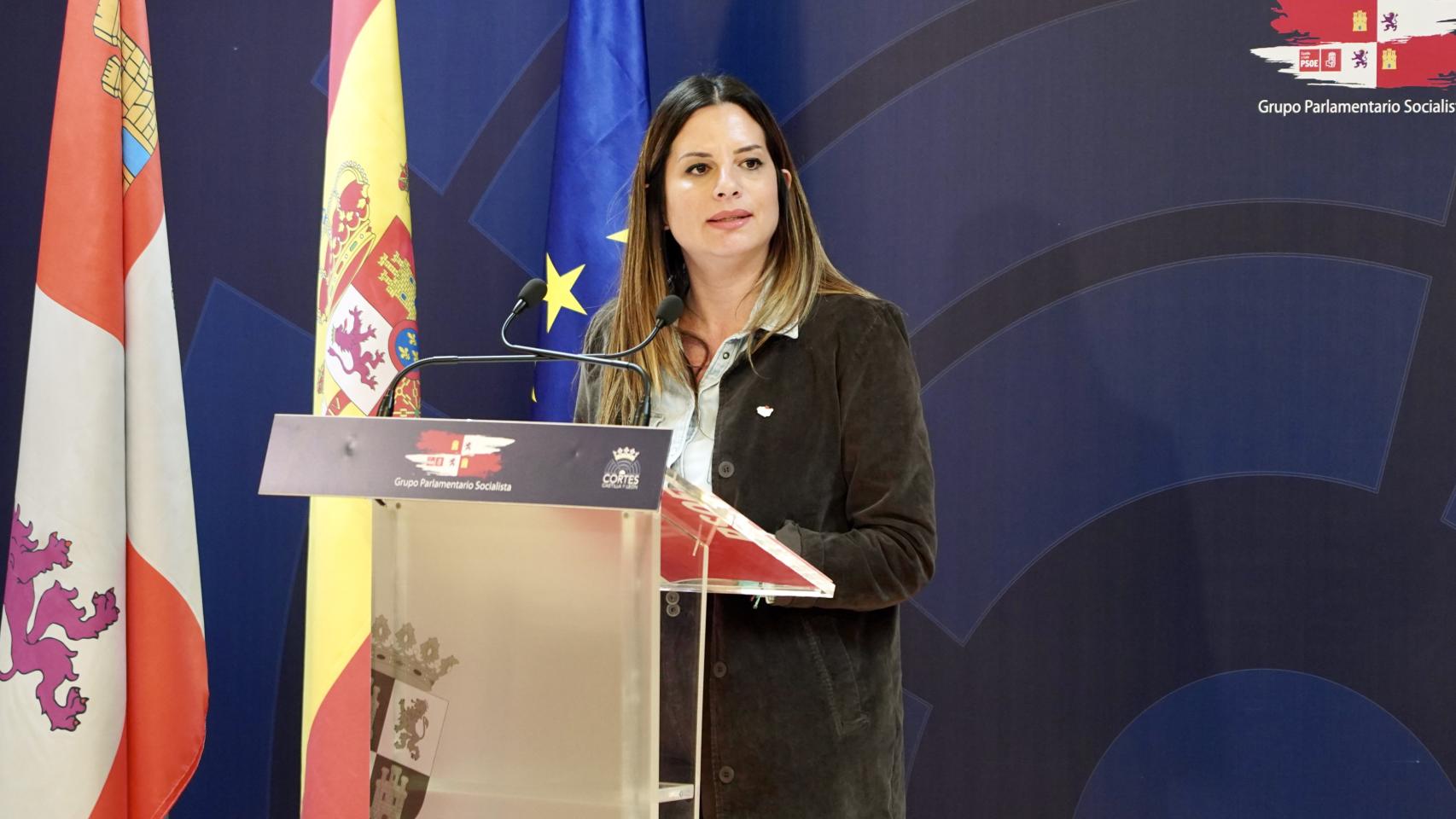 La portavoz de Servicios Sociales del  Grupo Socialista en las Cortes de Castilla y León, Nuria Rubio, durante la rueda de prensa de este martes.