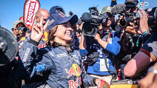 Cristina Gutiérrez tras conseguir el triunfo en el Dakar