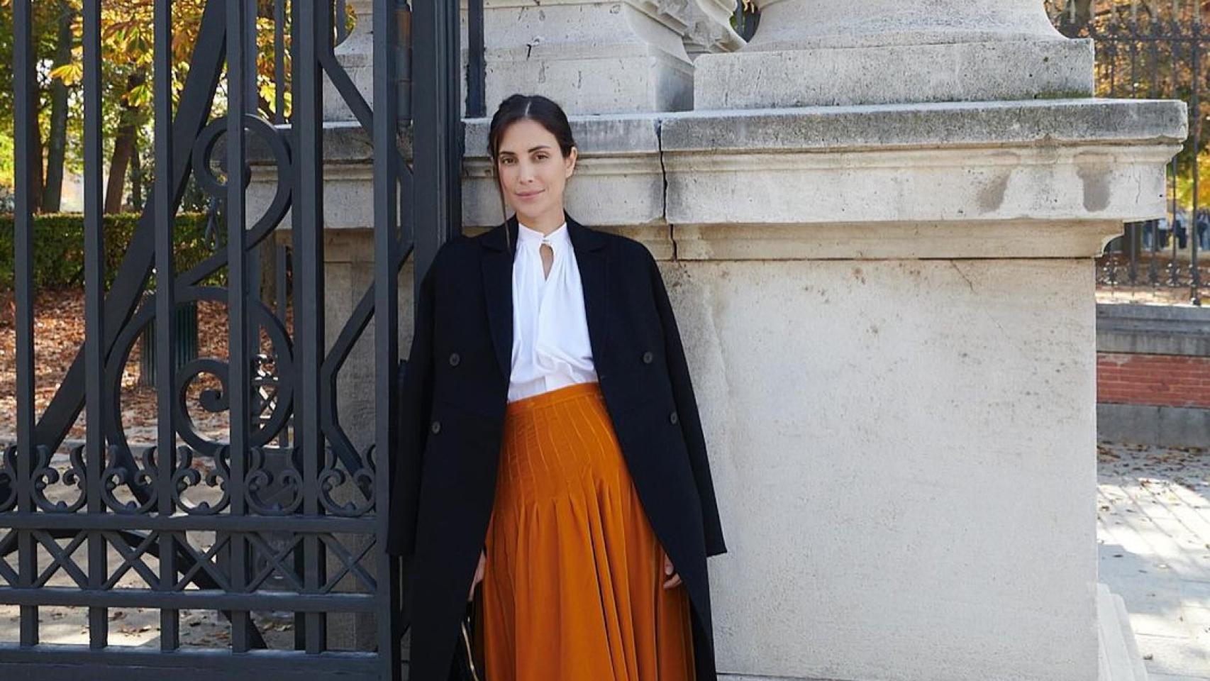 Sassa de Osma con la maxifalda de terciopelo naranja de Dior, en una imagen de sus redes sociales.