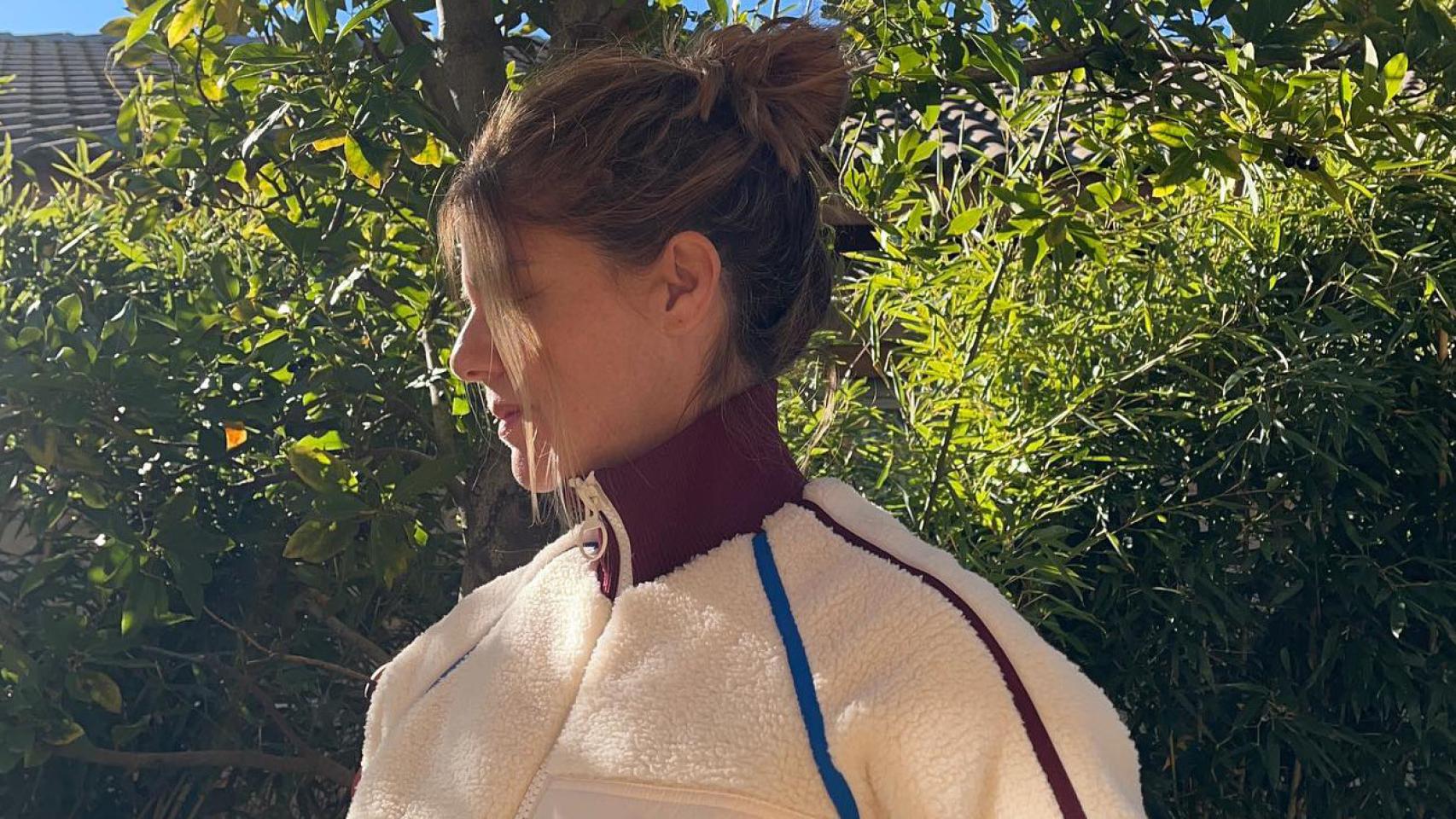 Manuela Velasco luciendo su sudadera de borreguito. Imagen compartida en su perfil de Instagram.