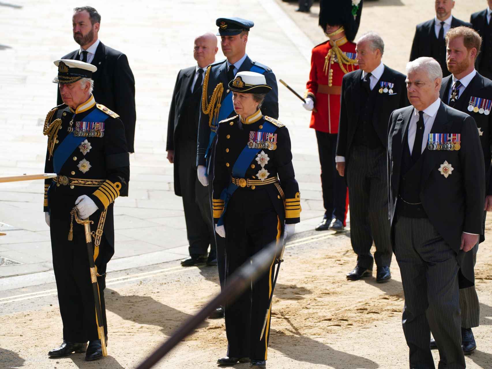 El príncipe Andrés junto a sus hermanos en el funeral de Isabel II.