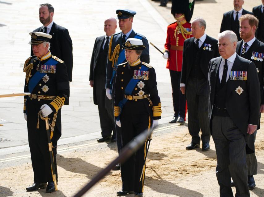 El príncipe Andrés junto a sus hermanos en el funeral de Isabel II.