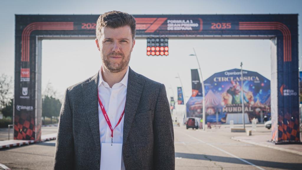 Jarno Zaffelli, CEO de Dromo, junto a la parrilla de salida que se instaló este lunes en IFEMA