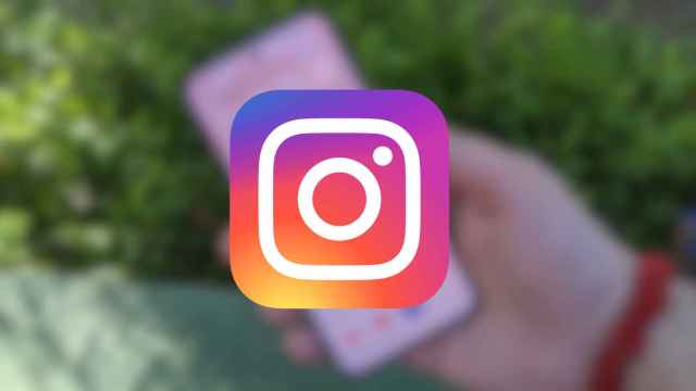 Logotipo de Instagram sobre un móvil