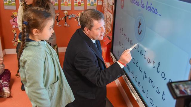 Emiliano García-Page en un colegio.