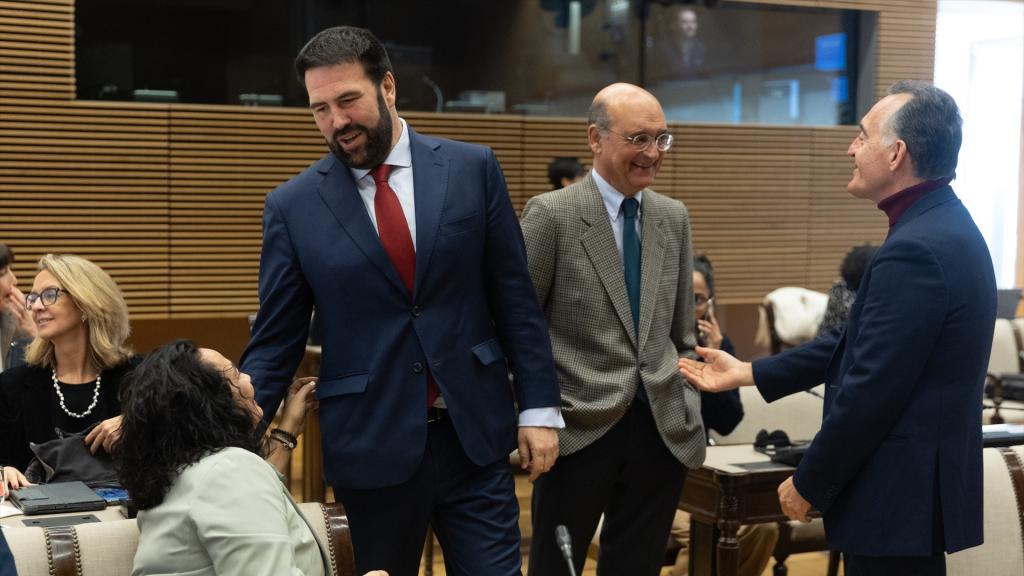 El diputado de EH Bildu Jon Iñarritu (2i) durante la Comisión de Justicia del Congreso de los Diputados.