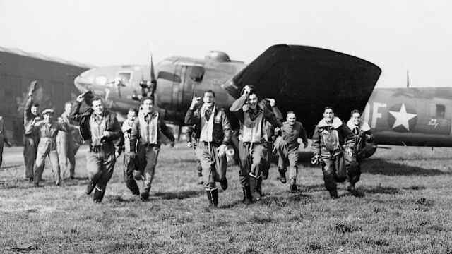La expedición del 'Memphis Belle', la primera de la 8.ª Fuerza Aérea en completar las veinticinco misiones y regresar a Estados Unidos.
