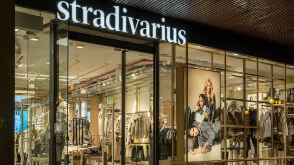 El escaparate exterior de una tienda de Stradivarius