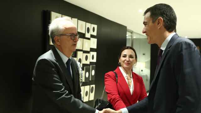 Simón Pedro Barceló, copresdiente del Grupo Barceló, saluda a Pedro Sánchez, presidente del Gobierno., bajo  la mirada de Eva Toledo,  presidenta del Círculo de Directivos de Alicante.