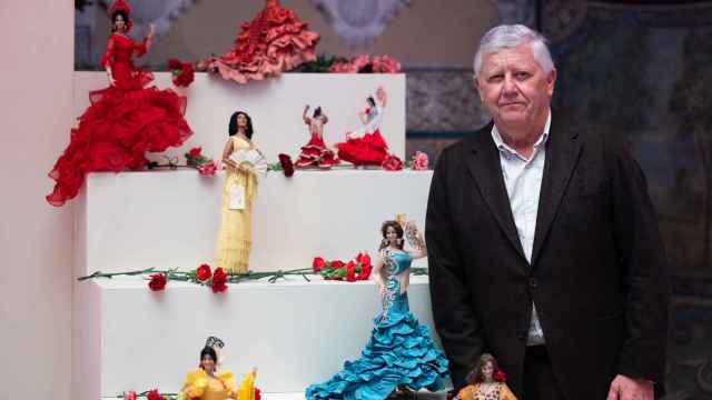 Ernesto Marín, junto a las muñecas en la presentación del anuncio de Cruzcampo en Sevilla.