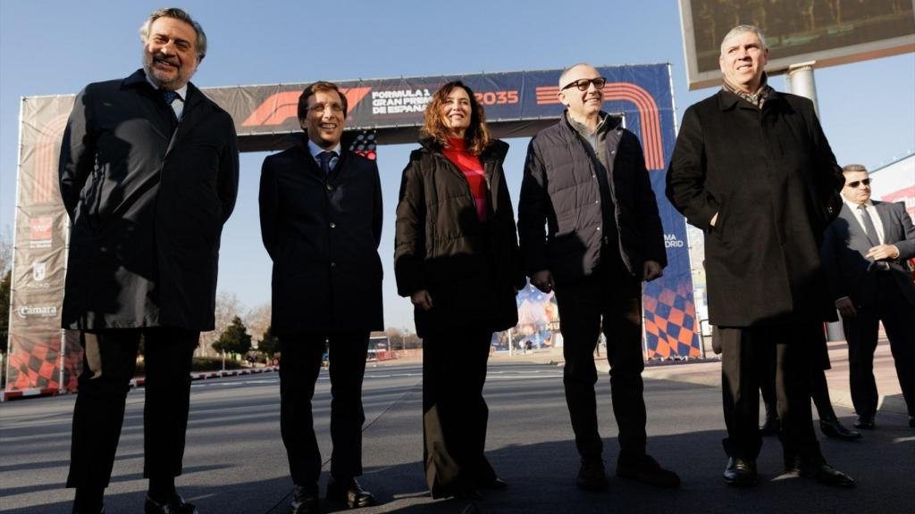 Stefano Domenicali, presidente y CEO de Formula 1; José Vicente de los Mozos, presidente de IFEMA MADRID; Isabel Díaz Ayuso, presidenta de la Comunidad de Madrid; José Luis Martinez-Almeida, alcalde de Madrid; y Ángel Asensio, presidente de la Cámara de Comercio de Madrid.