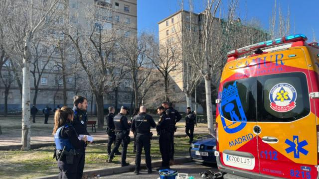 Los sanitarios y la Policía en el lugar de los hechos.