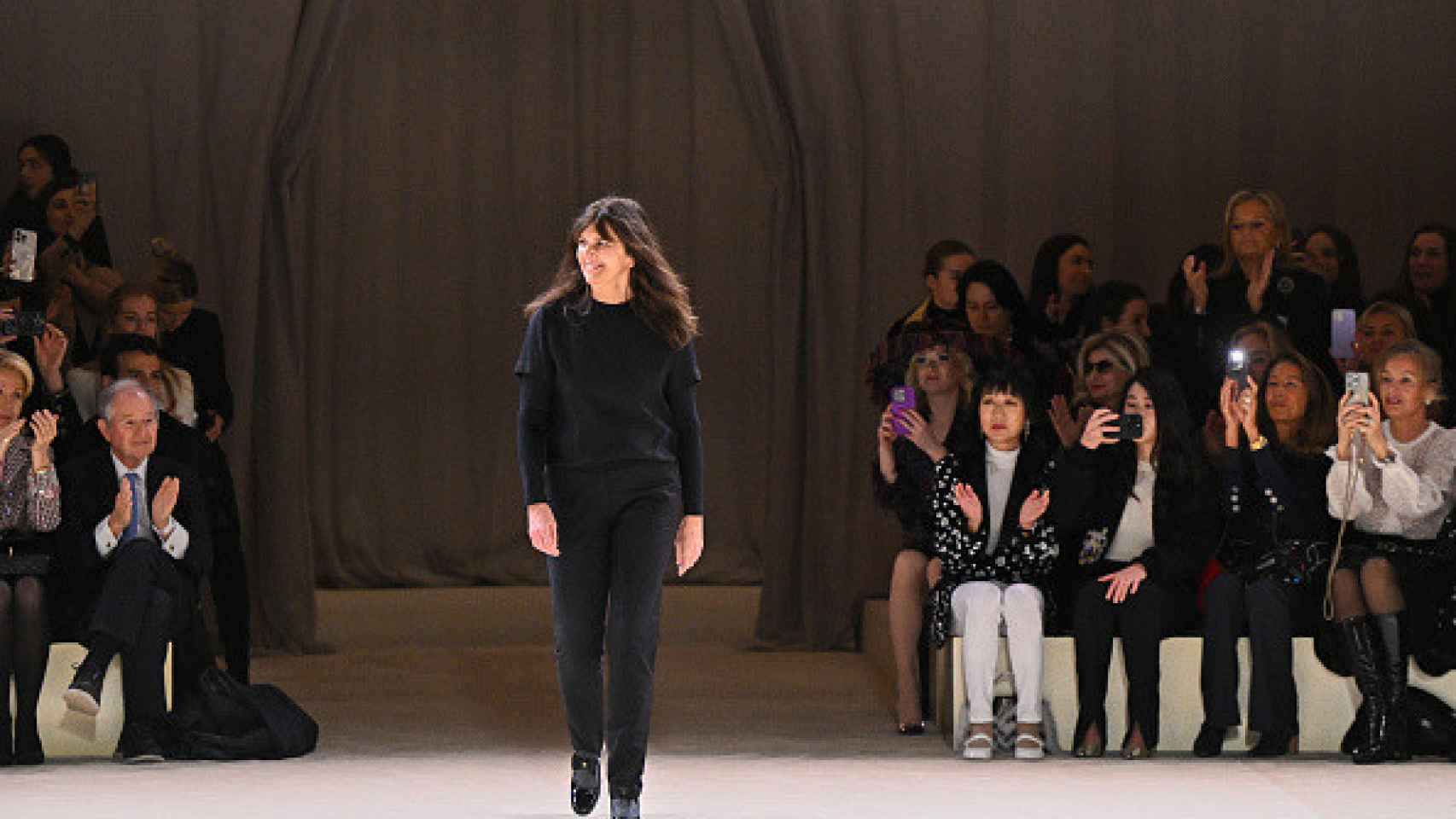 Virginie Viard, directora artística de Chanel,  al finalizar la presentación de la colección S/S 2024.